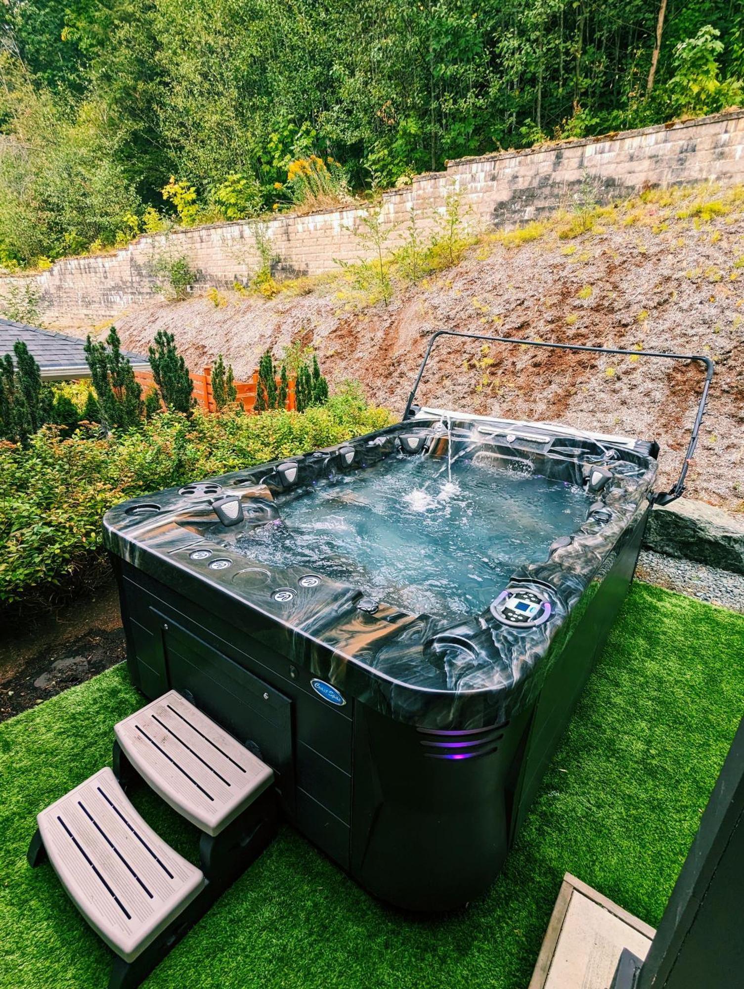 Mountain Retreat With Views, Hot Tub, Games & Ac Villa Chilliwack Exteriör bild