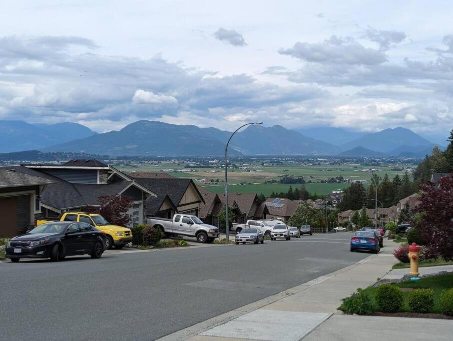 Mountain Retreat With Views, Hot Tub, Games & Ac Villa Chilliwack Exteriör bild