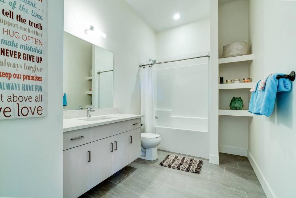 Mountain Retreat With Views, Hot Tub, Games & Ac Villa Chilliwack Exteriör bild