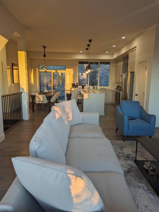Mountain Retreat With Views, Hot Tub, Games & Ac Villa Chilliwack Exteriör bild