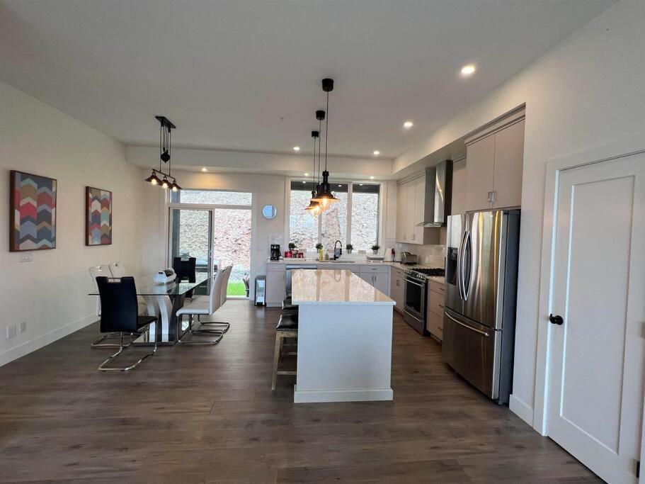 Mountain Retreat With Views, Hot Tub, Games & Ac Villa Chilliwack Exteriör bild