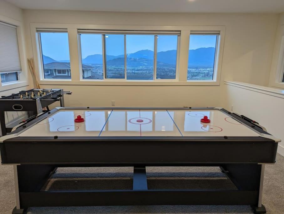 Mountain Retreat With Views, Hot Tub, Games & Ac Villa Chilliwack Exteriör bild