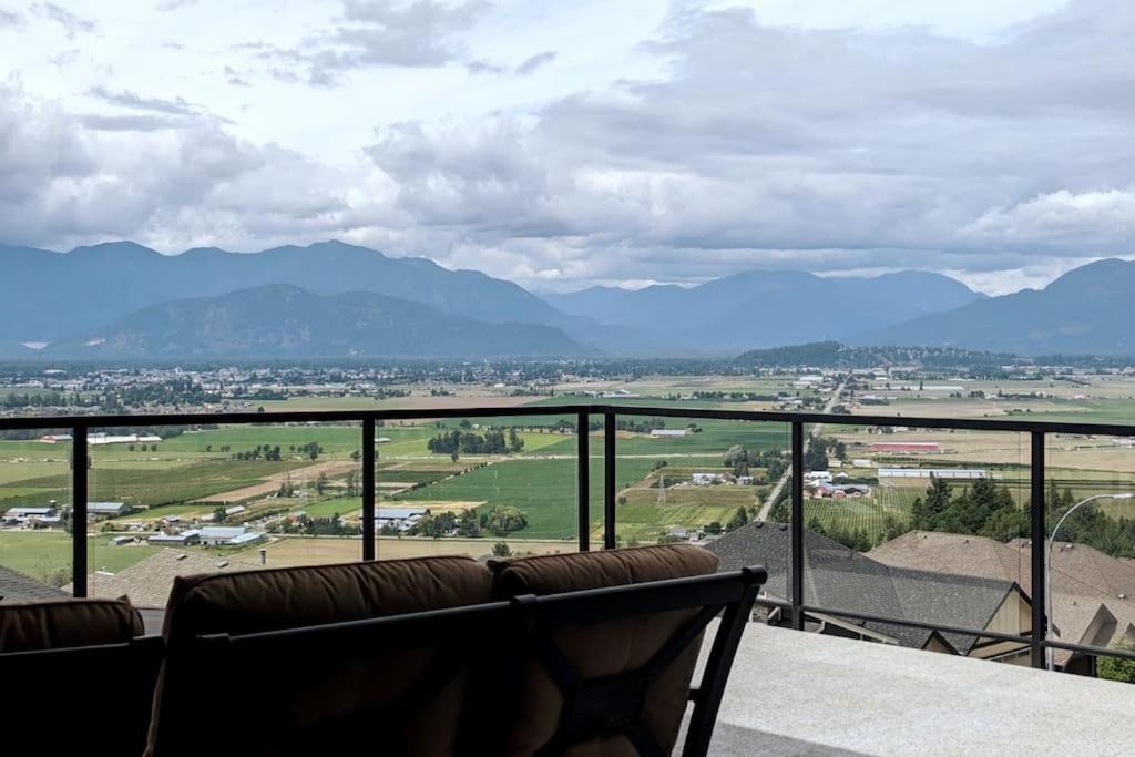Mountain Retreat With Views, Hot Tub, Games & Ac Villa Chilliwack Exteriör bild