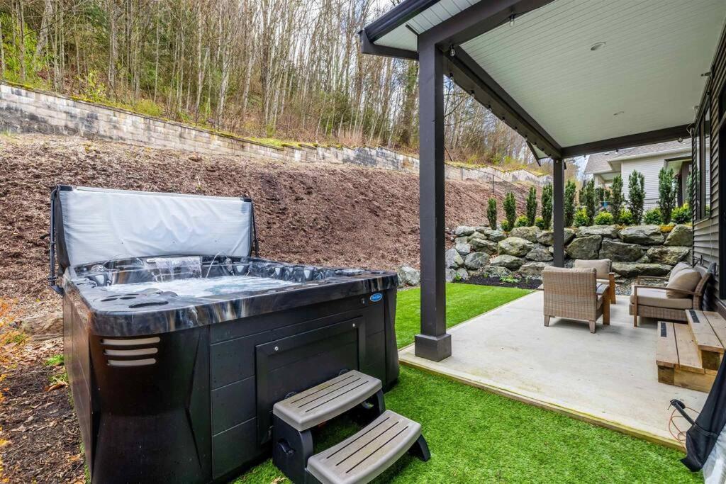 Mountain Retreat With Views, Hot Tub, Games & Ac Villa Chilliwack Exteriör bild